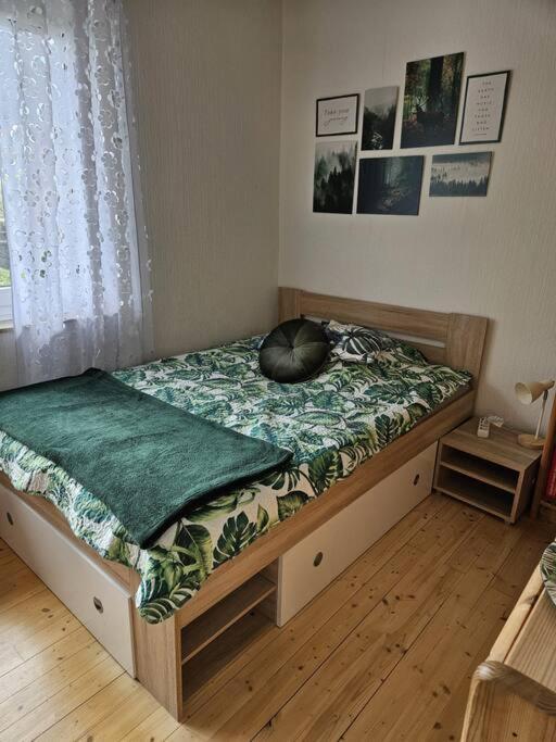 Monteurewohnung Mit 2 Schlafzimmern,parkplatz Fuer Grosses Fahrzeug Vorhanden 8,5m Lang *