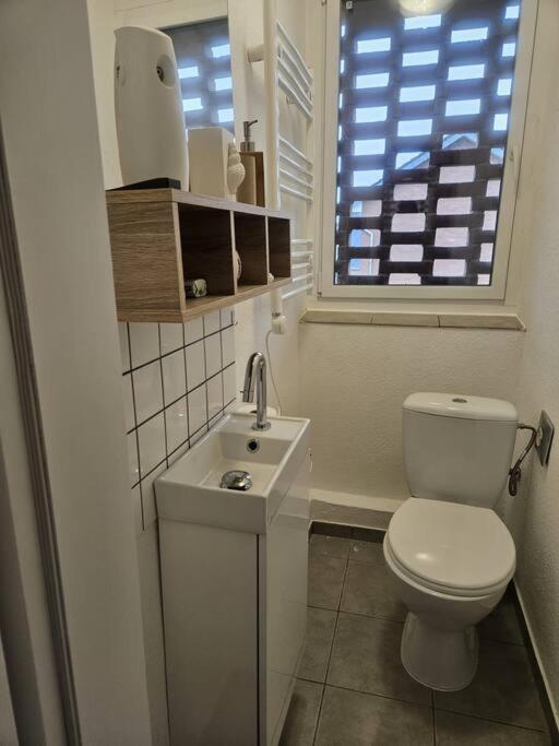 Apartment Monteurewohnung Mit 2 Schlafzimmern,parkplatz Fuer Grosses Fahrzeug Vorhanden 8,5m Lang *