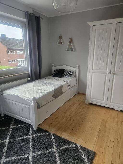 Monteurewohnung Mit 2 Schlafzimmern,parkplatz Fuer Grosses Fahrzeug Vorhanden 8,5m Lang