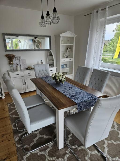 Monteurewohnung Mit 2 Schlafzimmern,parkplatz Fuer Grosses Fahrzeug Vorhanden 8,5m Lang Apartment