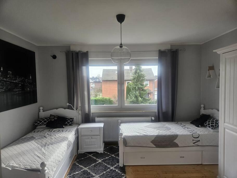 Apartment Monteurewohnung Mit 2 Schlafzimmern,parkplatz Fuer Grosses Fahrzeug Vorhanden 8,5m Lang *